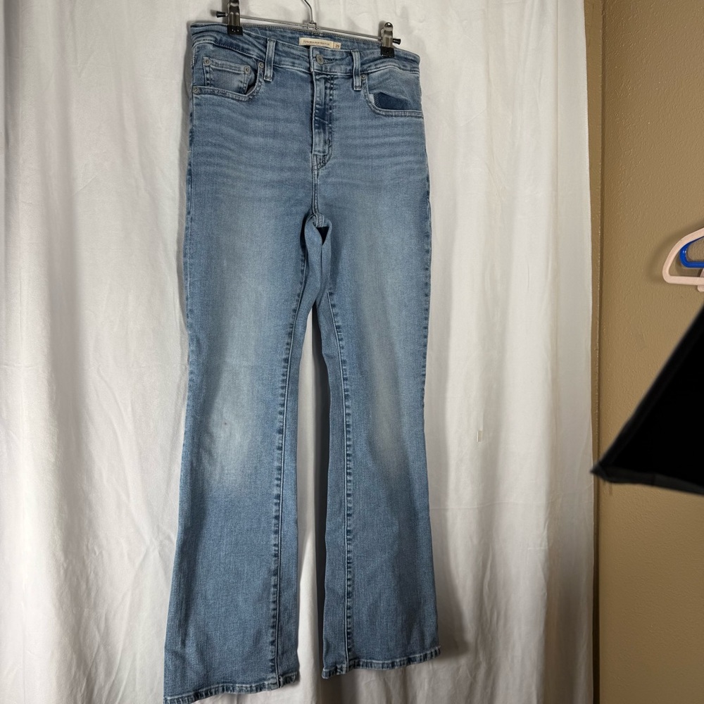 Levi‎  725 High Rise Boot Cut Lt Wash Jean Size 29 W 30L Classic Vintage Style